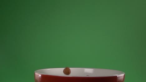 maní al estilo japonés cayendo en un plato