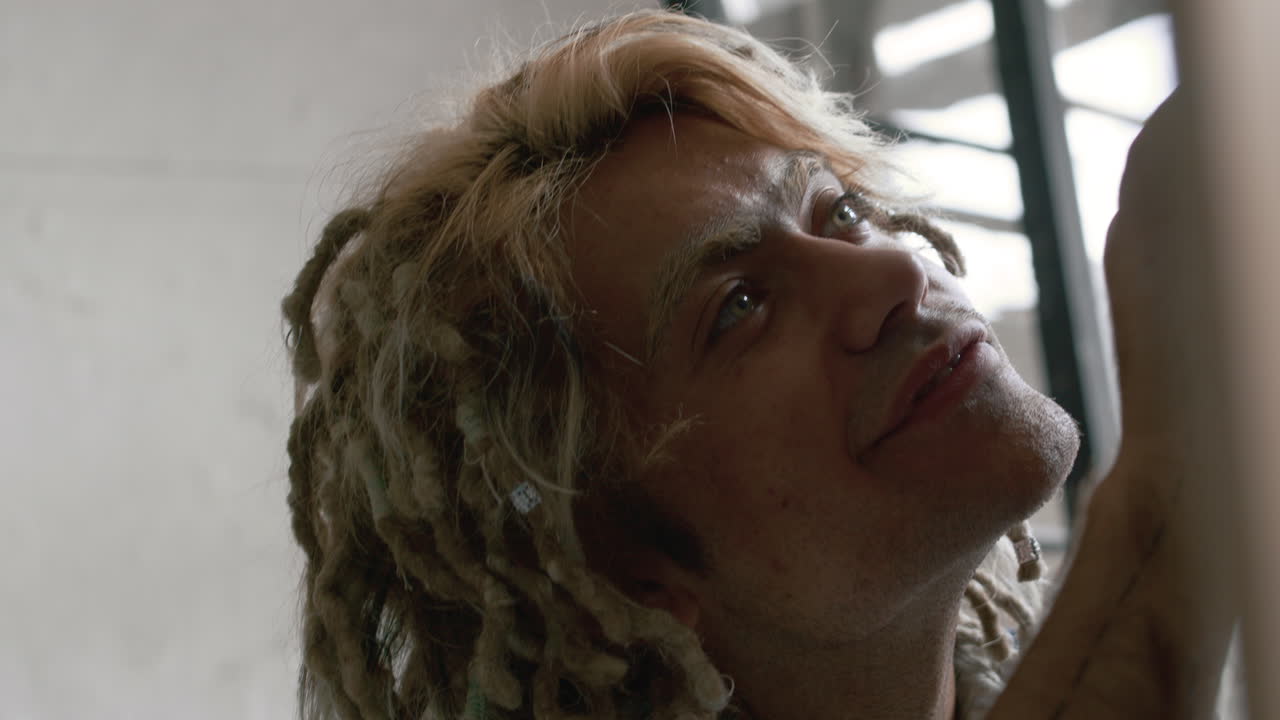 미치광이 예술가 실내에서 그림을 그리다