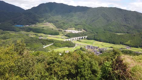 Vista-Aérea-Panorámica-De-La-Montaña-De-Asago-Hyogo-Campo-Japonés-Valle-Vegetación-Verde-Y-Horizonte-Azul-En-Verano