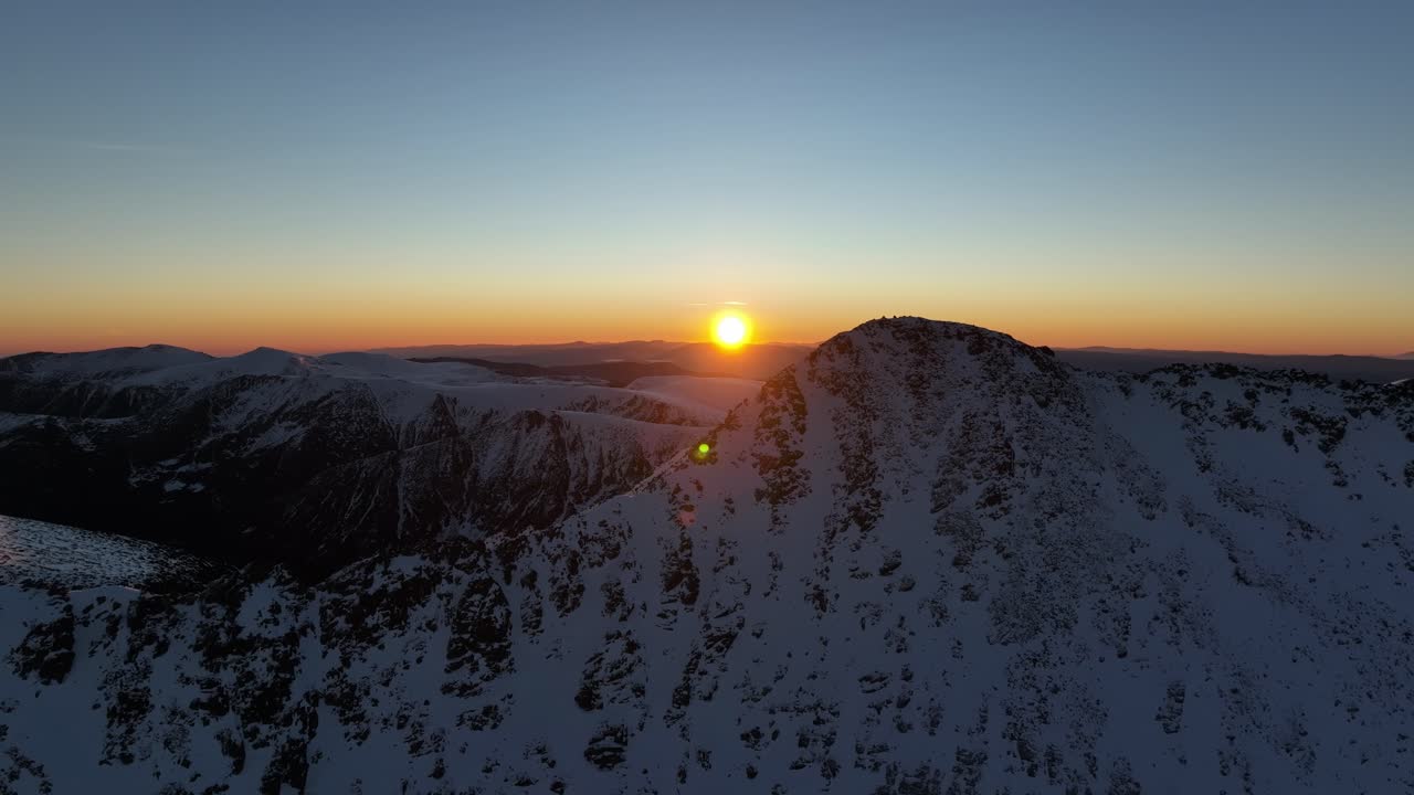 disparo de dron desde el pico musala durante el amanecer, bulgaria, montaña rila, pico más alto de los balcanes, hora dorada, hora azul, amanecer