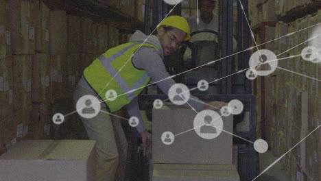 animación de iconos conectados con líneas sobre trabajador caucásico colocando cajas en carretillas elevadoras en el almacén.
