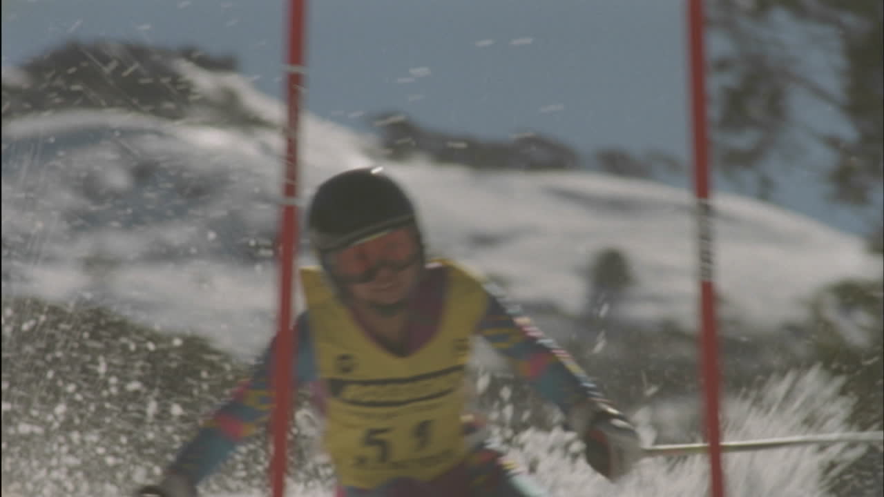 스키어가 내리막 슬라롬 코스 1을 탐색합니다.