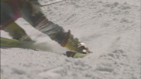 Ein-Skifahrer-Navigiert-Eine-Abfahrtsslalomstrecke-1