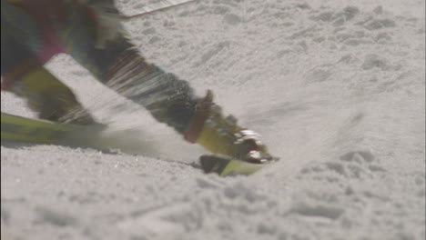 un esquiador navega en un curso de slalom cuesta abajo 1