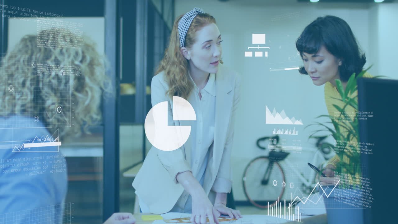 анимация обработки статистических данных против различных коллег, обсуждающих план в офисе