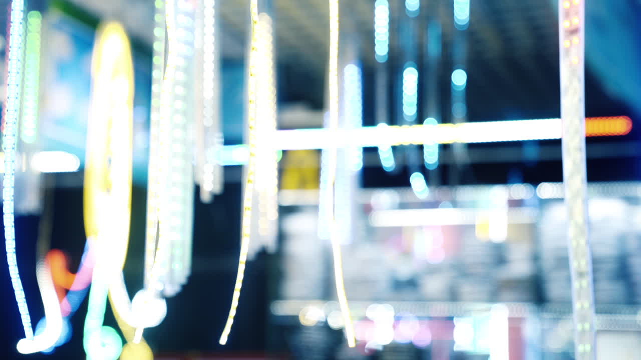 led 스트립 조명은 매달린 로프 조명 사이의 선반에 놓여 있습니다.