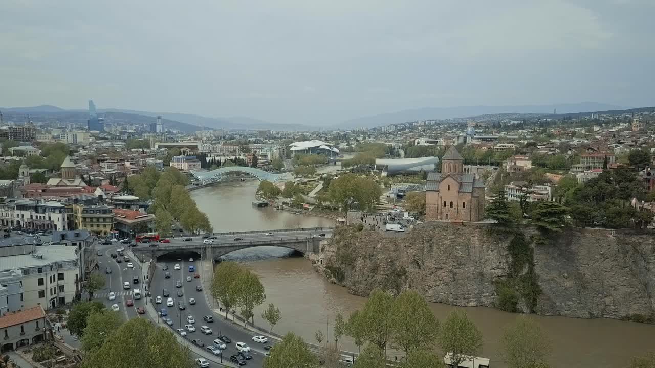 Vista aerea di Tbilisi, vista autunnale, senza sole, auto che passano, città vecchia, ponte di vetro.
