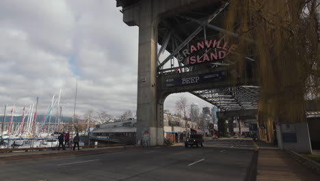 Breiter-Schuss-Unter-Granville-Bridge,-Bewölkter-Morgen-Vancouver,-Kanada