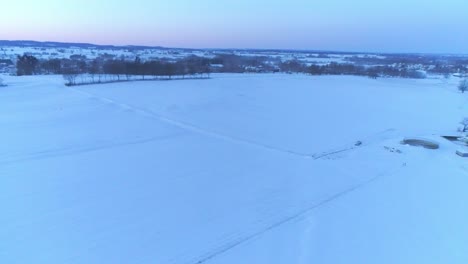 Vista-Aérea-Del-Amanecer-Temprano-En-La-Mañana-Después-De-Una-Caída-De-Nieve-En-El-Campo-Amish-Como-Senn-Por-S-Drone