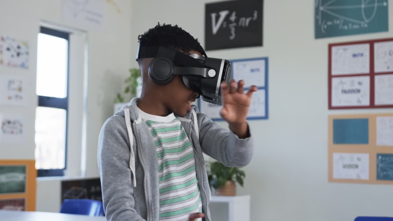 Headset aktiveres, studerende rækker ud, fejer, drejer og kniber i nærheden af vinduet og reagerer på VR
