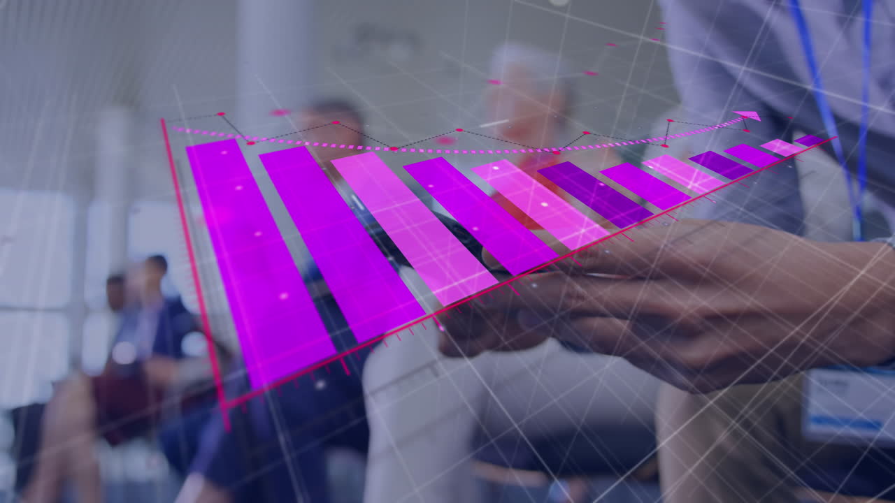 animación de la flecha en el gráfico de caída sobre la sección media del hombre caucásico usando un teléfono inteligente