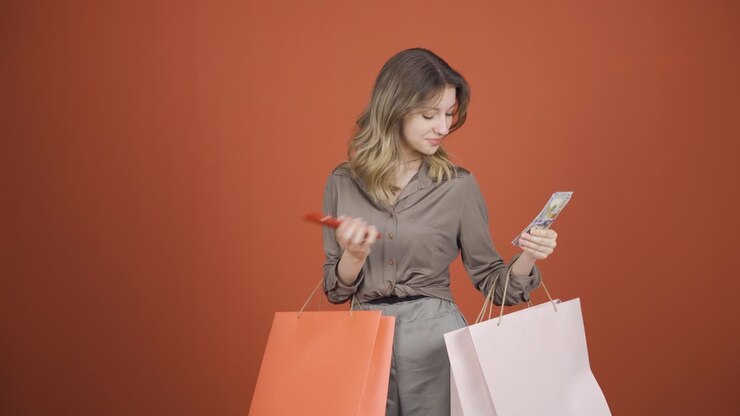 Giovane donna che fa shopping al telefono