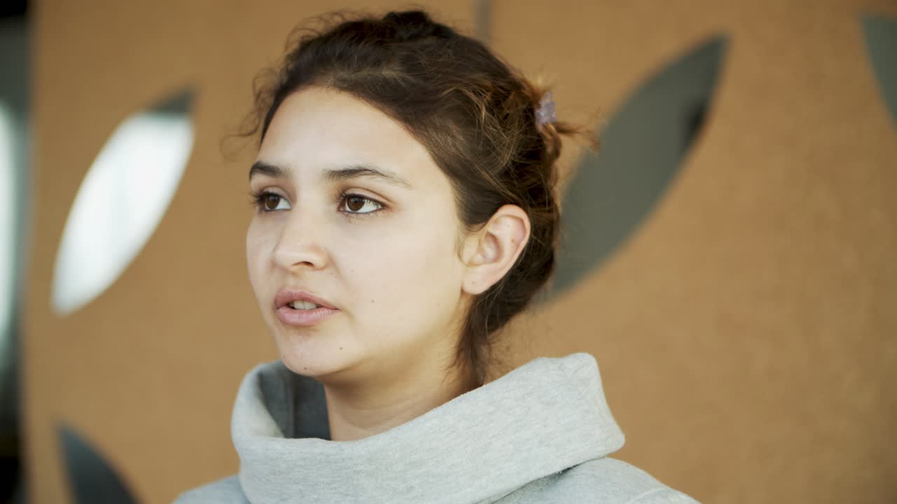 una joven segura de sí misma hablando