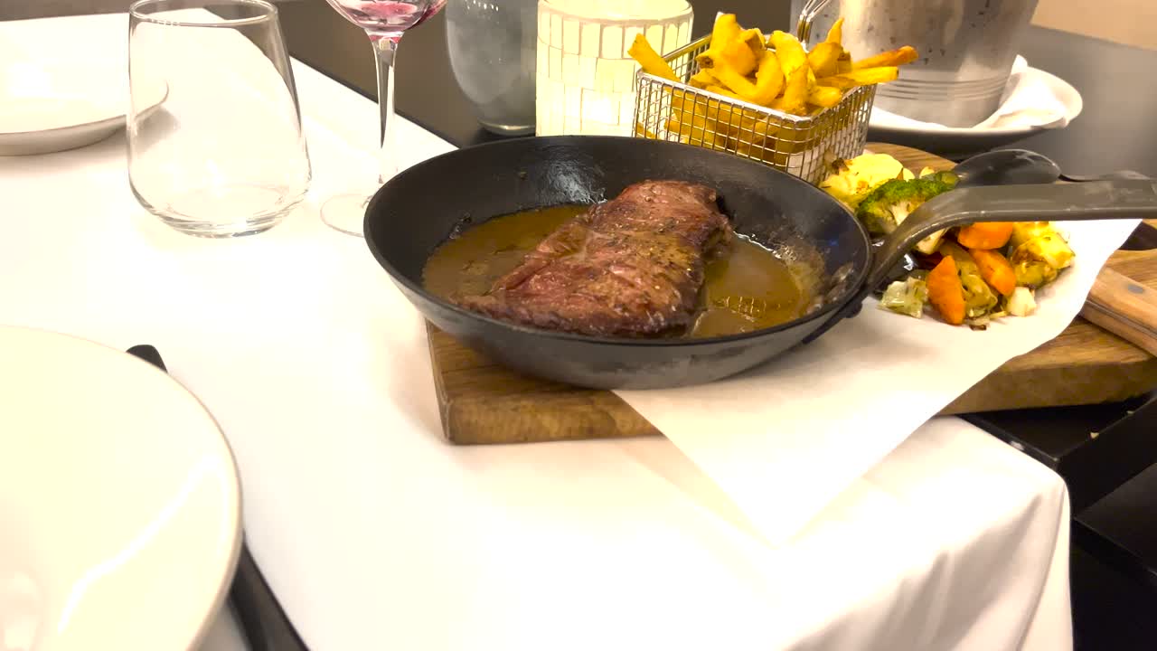 un jugoso filete de carne en la sartén