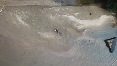 volando sobre la hermosa naturaleza campestre de ríos, cascadas y árboles de brasil