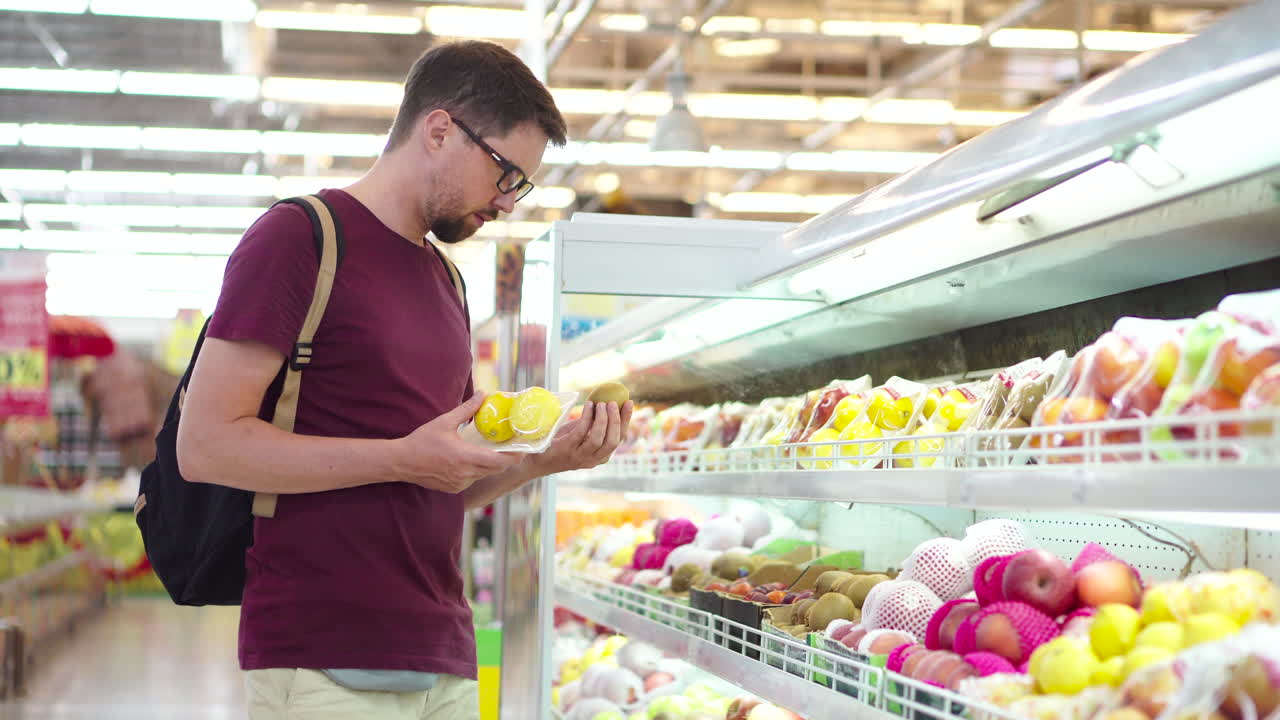 hombre comprando frutas en un supermercado