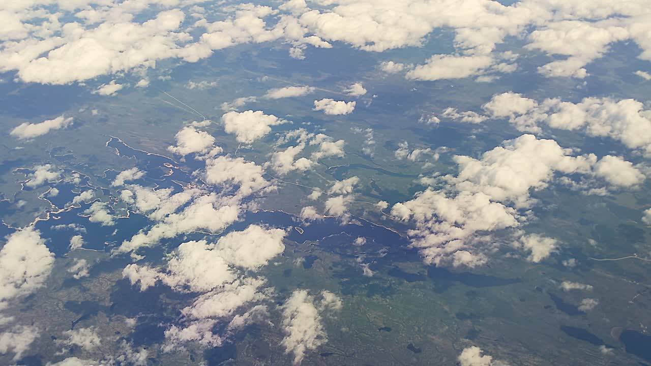 volando en un avión sobre el cabo labrador y las montañas labrador