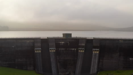 Filmische-Luftaufnahme-Des-Spelga-Staudamms