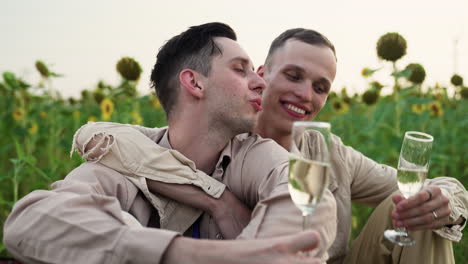 Pareja-Haciendo-Un-Picnic-En-Un-Campo-De-Girasoles