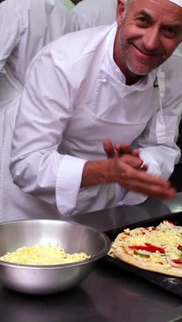 chef feliz preparando una pizza