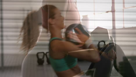 animación de una mujer caucásica levantando pesas sobre diversas personas haciendo ejercicio en el gimnasio