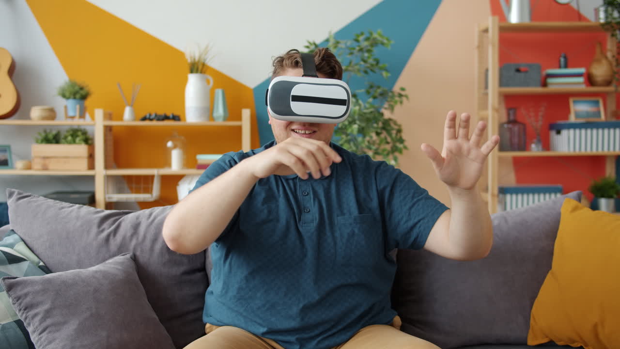hombre experimentando la realidad virtual en casa
