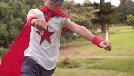 un niño pequeño fingiendo ser un superhéroe.