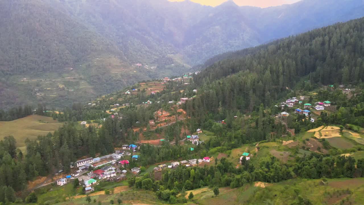 toma de drone de la puesta de sol en un pequeño pueblo en el valle de sainj en himachal pradesh cerca de manali, kasol-4