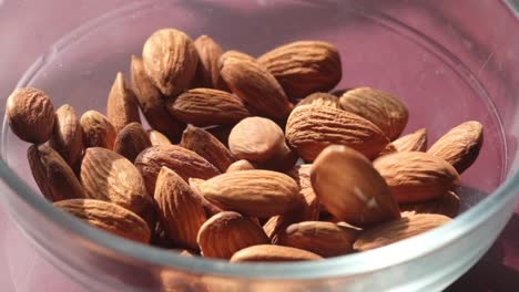 almendras en un cuenco de vidrio