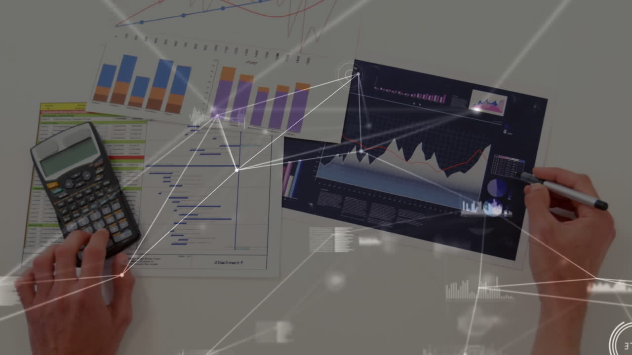 masculino comprobando las estadísticas con una calculadora