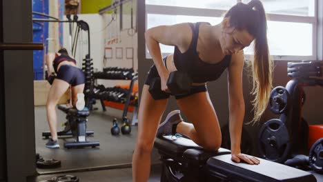 mujer haciendo ejercicio en un gimnasio 4k