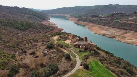 Retorno-Aéreo-Del-Complejo-De-La-Torre-Rialb-Con-El-Río-Y-El-Paisaje-Circundante,-Lleida-En-España