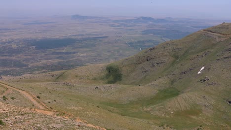 la ladera del monte hermón y las alturas del golán en el fondo, israel