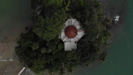 Vista-Aérea-De-Arriba-Hacia-Abajo-Del-Edificio-En-La-Isla-Taprobane-En-La-Bahía-De-Weligama,-Sri-Lanka