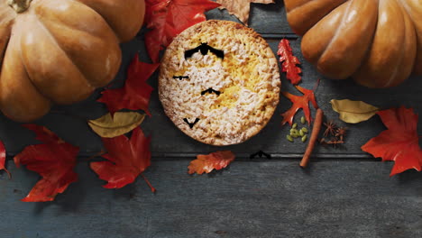 pastel de calabaza y hojas de otoño con hojas que caen animación sobre fondo de madera
