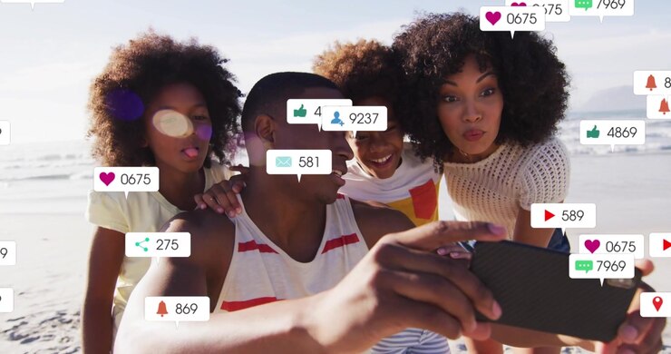 Un homme tient un téléphone, une famille prend un selfie sur la plage, les likes sociaux augmentent, masquant les visages pour le partage.