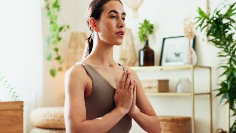 mujer meditando en un ambiente doméstico pacífico