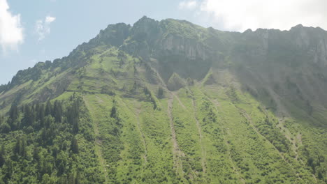 Foque-Aéreo-De-Alta-Montaña-En-Un-Hermoso-Día-Soleado