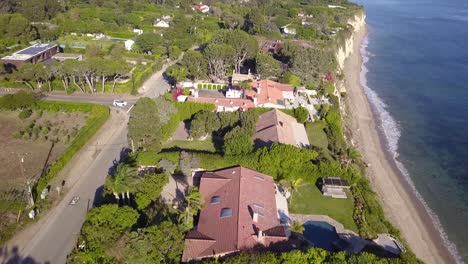tomada de drones de 4k de mansiones en malibu, california con vistas al océano pacífico con acantilados en un hermoso día cálido y soleado