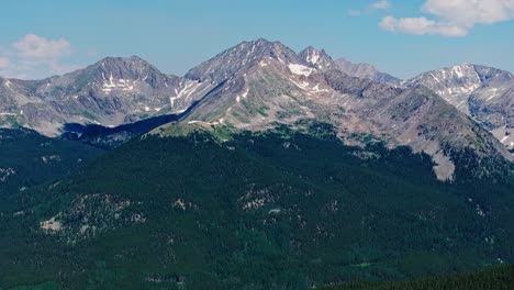 las montañas rocosas como se ven desde cottonwood pass cerca de boulder, colorado, ee.uu.