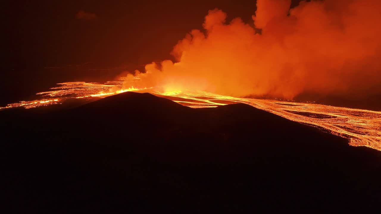 la erupción activa de la fisura ilumina las nubes y el cielo con un resplandor naranja, islandia