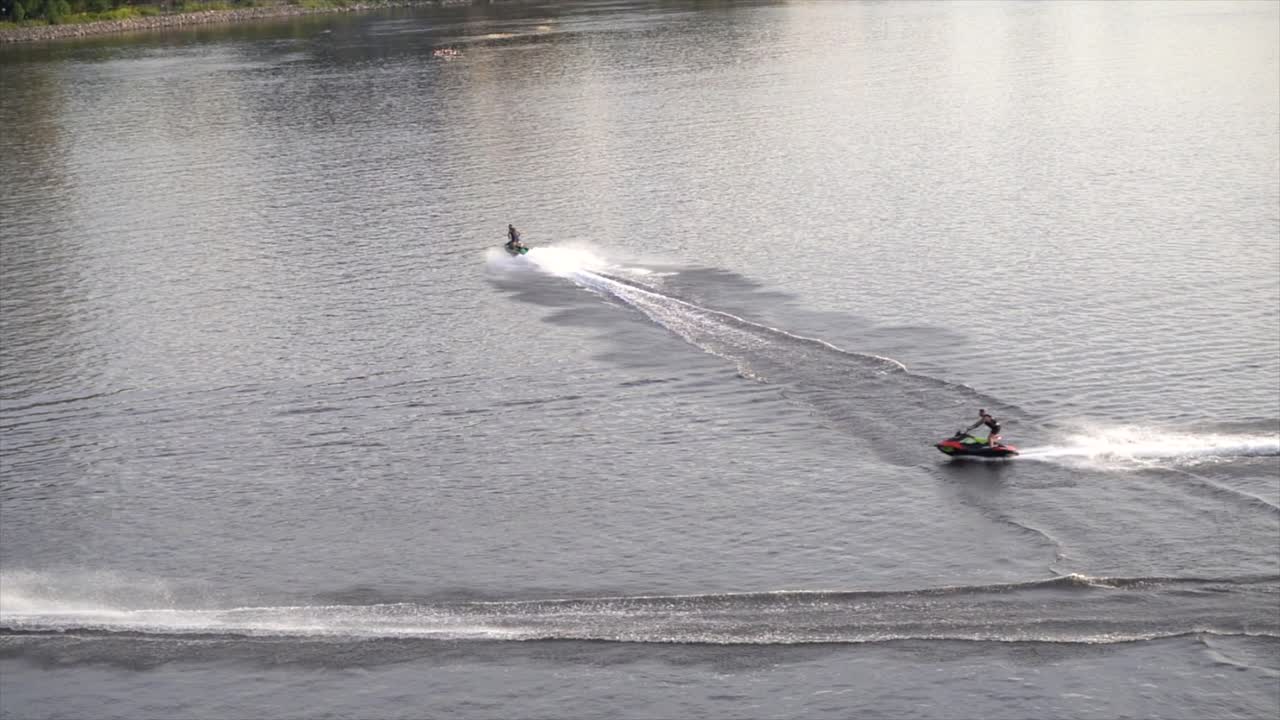강에서 제트스키를 타는 사람들