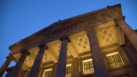 toma exterior de la casa de conciertos konzert en berlín alemania en la noche 2