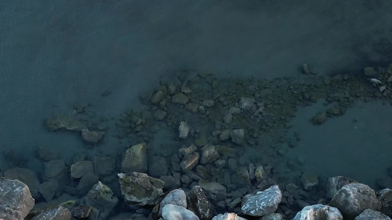 Vista aerea nitida della costa rocciosa in Grecia con vista sul mare
