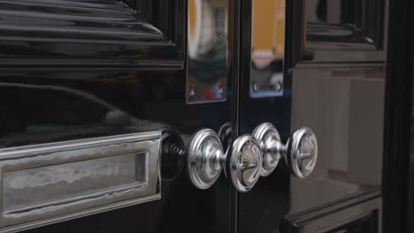 Cerca-De-La-Puerta-Ornamentada-Del-Edificio-En-Grosvenor-Street-Mayfair-Londres-1