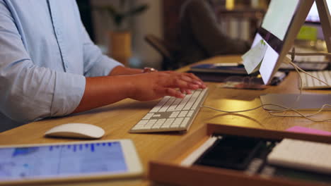 Hände,-Büro-Oder-Mann,-Der-Im-Büro-Am-Computer-Tippt