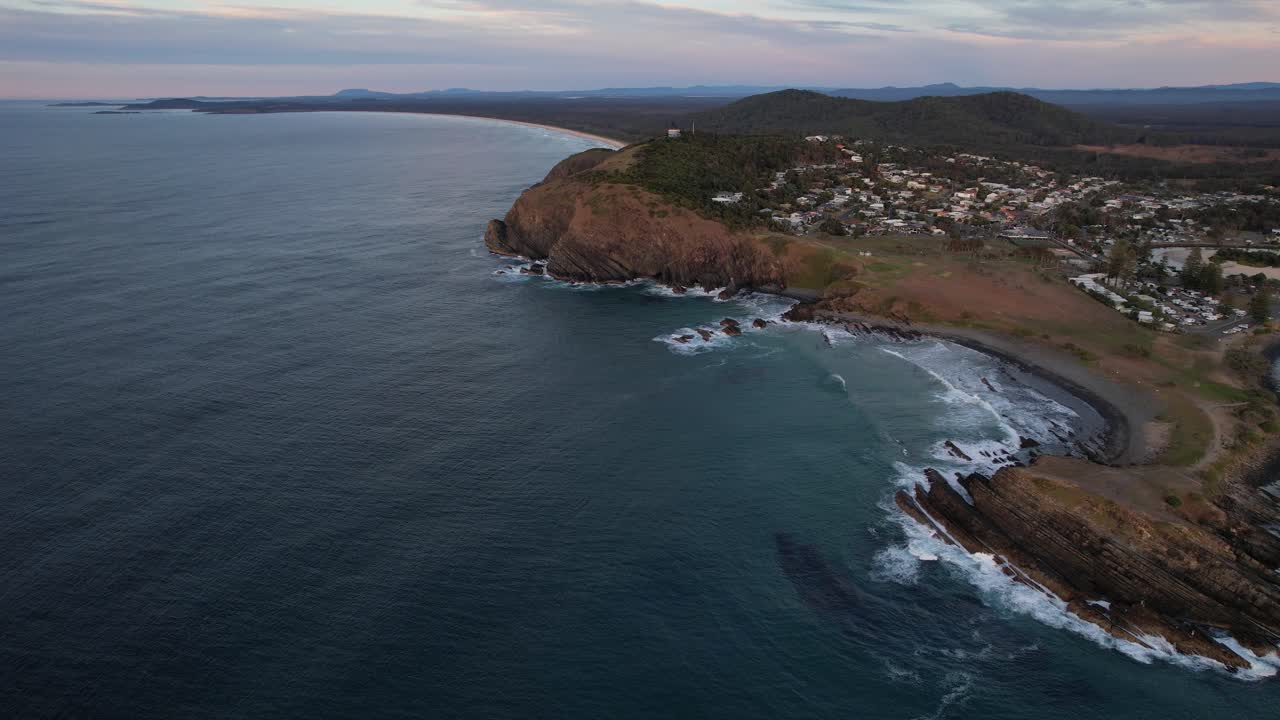 cabeza de la media luna - playa de goolawah - playa de guijarros - nueva gales del sur - nsw - australia - toma aérea del anochecer