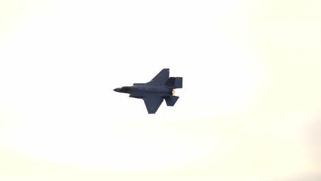f-35 avión de combate de quinta generación encendiendo el postcombustión, disparo de seguimiento