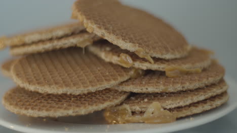 Haufen-Auf-Stroopwafels,-Die-Auf-Einem-Weißen-Teller-Liegen---Dolly-Nah