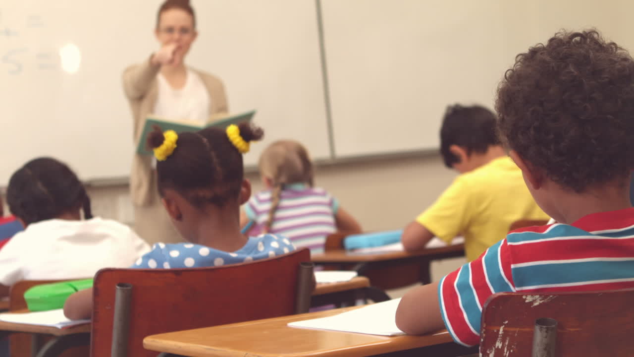 maestra eligiendo a uno de sus estudiantes para responder